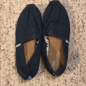 Blue toms, with elephants inside